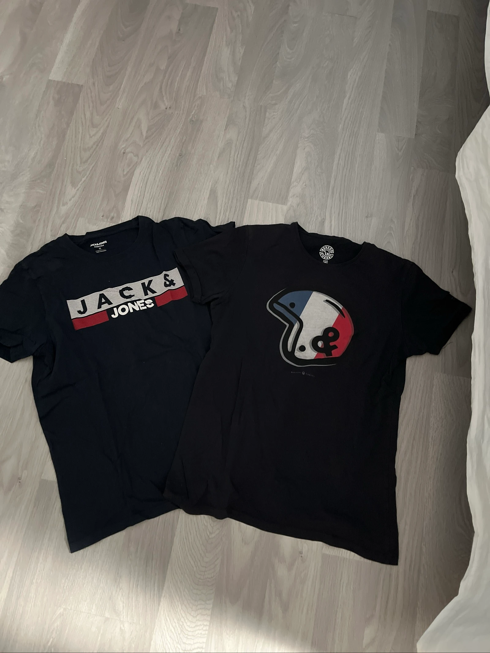 Lot de deux. T-shirts.